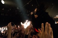 「黒い羽集金ツアー」ファイナル公演の様子。（撮影：津田ひろき）