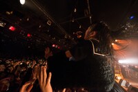 「黒い羽集金ツアー」ファイナル公演の様子。（撮影：津田ひろき）