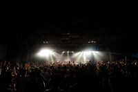 「黒い羽集金ツアー」ファイナル公演の様子。（撮影：津田ひろき）