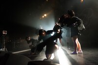 「黒い羽集金ツアー」ファイナル公演の様子。（撮影：津田ひろき）