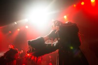 「黒い羽集金ツアー」ファイナル公演の様子。（撮影：津田ひろき）