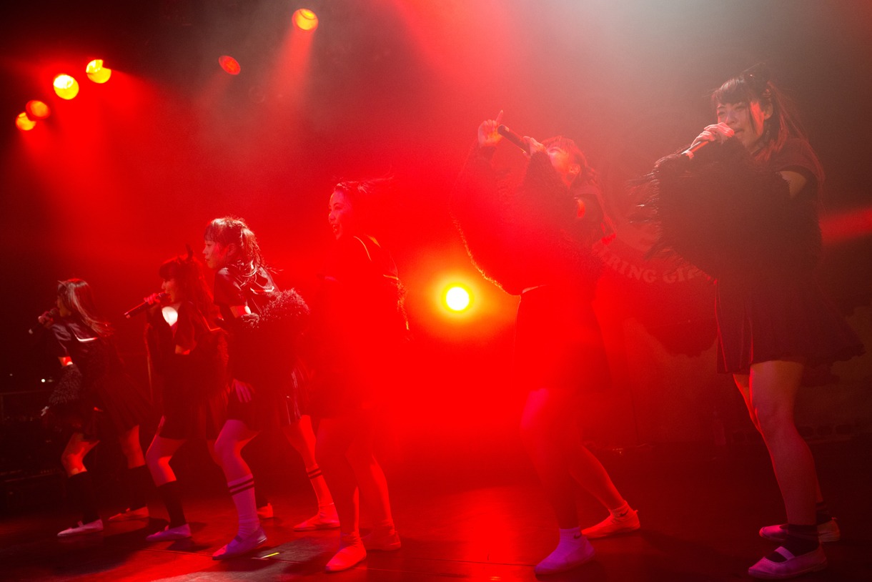 「黒い羽集金ツアー」ファイナル公演の様子。（撮影：津田ひろき）