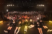 「黒い羽集金ツアー」ファイナル公演の様子。（撮影：津田ひろき）