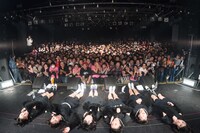 「黒い羽集金ツアー」ファイナル公演の様子。（撮影：津田ひろき）