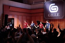 アンコールで挨拶をするGILLE（左から2番目）とバンドメンバー。右から2番目が白澤美佳。