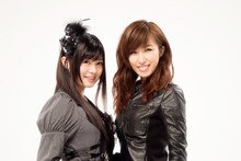 鈴木このみ（左）とGILLE（右）。