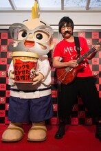 「ロックを聴かせた味噌カフェ」オープニングイベントに登場した味噌汁'sのポール（右）。