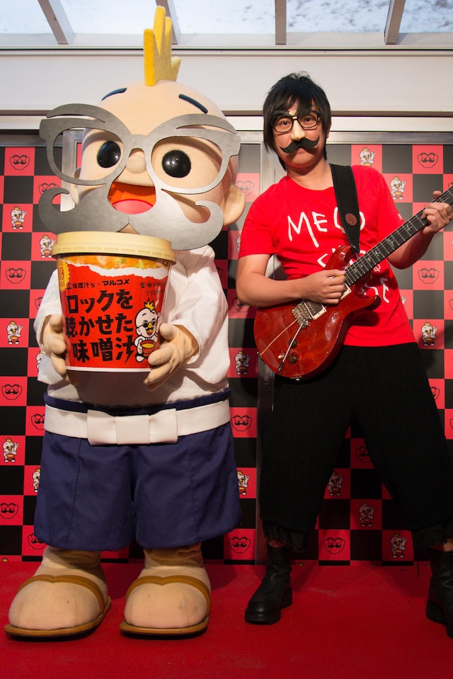 「ロックを聴かせた味噌カフェ」オープニングイベントに登場した味噌汁'sのポール（右）。