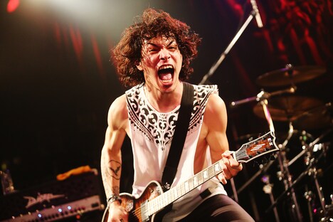 wrong cityのVictor（Vo, G）。（Photo by kohei suzuki）