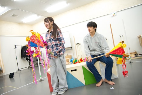 【カタオモイ.net】プロデュース公演「灯籠」の稽古中の高木悠未、井之脇海。