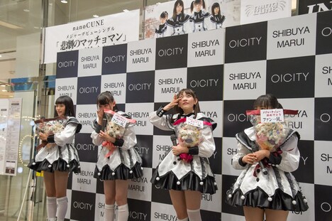 ファンから花束を贈られて感涙するnanoCUNE。