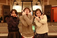 左から島ゆいか、ヒゲドライバー、飯田來麗。