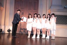 「La PomPon BUMP!!の日」登録証授与の様子。（撮影：西槇太一）