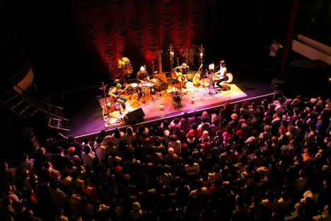 SPECIAL OTHERS ACOUSTIC「アコースティック8都市ツアー 2014-2015」東京・東京キネマ倶楽部公演の様子。（Photo by KAZUHARU IGARASHI）