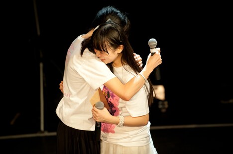 抱き合う四島早紀と保坂朱乃。