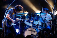 左から森良太 （Vo, G）、田中駿汰（Dr, Cho）。 （撮影：上山陽介）