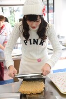 豪快におこしをひっくり返す田尻あやめ。