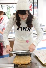 豪快におこしをひっくり返す田尻あやめ。