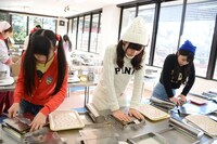 雷おこし作りに挑戦する乙女新党。左から其原有沙、田尻あやめ、相原まり。