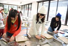 雷おこし作りに挑戦する乙女新党。左から其原有沙、田尻あやめ、相原まり。