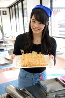 プロ並の雷おこしを作り上げた相原まり。