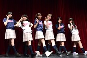 乙女新党のライブパフォーマンスの様子。