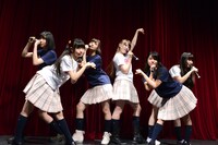 乙女新党のライブパフォーマンスの様子。