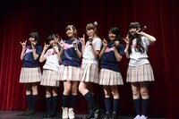 乙女新党のライブパフォーマンスの様子。