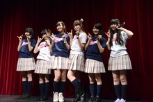 乙女新党のライブパフォーマンスの様子。