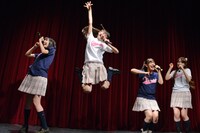 乙女新党のライブパフォーマンスの様子。