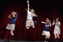 乙女新党のライブパフォーマンスの様子。