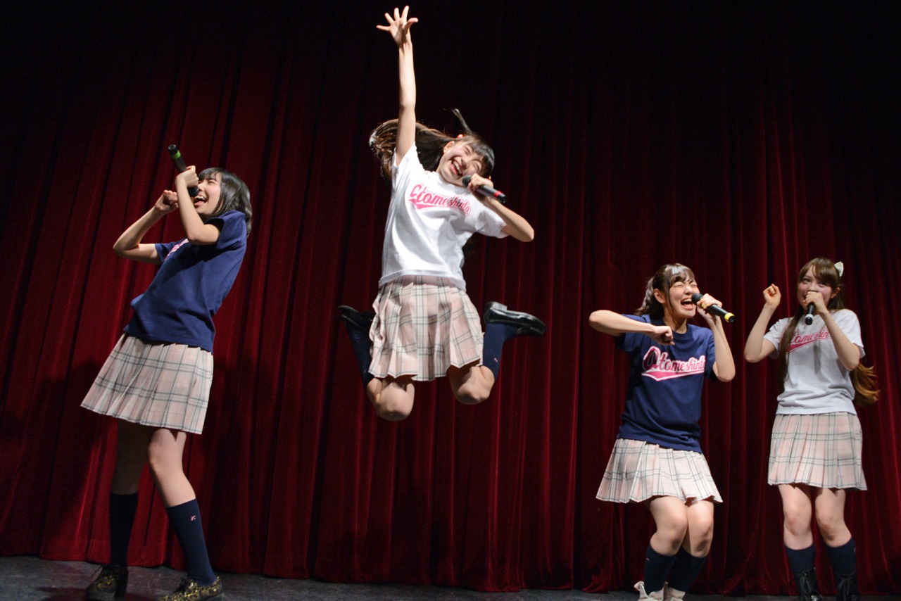 乙女新党のライブパフォーマンスの様子。