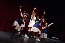 乙女新党のライブパフォーマンスの様子。