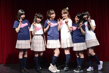 乙女新党後援会イベントの様子。左から緒方真優、其原有沙、田尻あやめ、長谷川愛里、相原まり、高橋優里花。