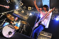 左からブッカビリー（Dr / Dachambo、デンジャーデンジャー）、ドン・マツオ（Vo, G）。