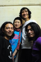 左からブッカビリー（Dr / Dachambo、デンジャーデンジャー）、マッタイラ（Key）、ドン・マツオ（Vo, G）、ムーストップ（B）。