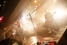 BLUE ENCOUNT「TOUR2014 ROOKIE’S HIGH」追加公演の様子。（撮影：石井亜希）