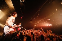 BLUE ENCOUNT「TOUR2014 ROOKIE’S HIGH」追加公演の様子。（撮影：石井亜希）