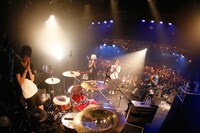 カメラに向かって拝むBLUE ENCOUNT。（撮影：石井亜希）