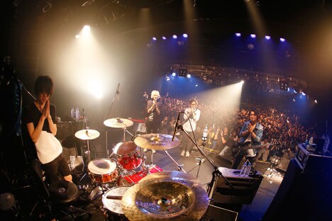 カメラに向かって拝むBLUE ENCOUNT。(撮影:石井亜希)