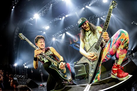 左からJose(Vo, G / TOTALFAT)、Kuboty(G, Cho / TOTALFAT)(Photo by AZUSA TAKADA)