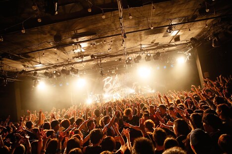 BLUE ENCOUNT「TOUR2014 ROOKIE’S HIGH」追加公演の様子。(撮影:石井亜希)