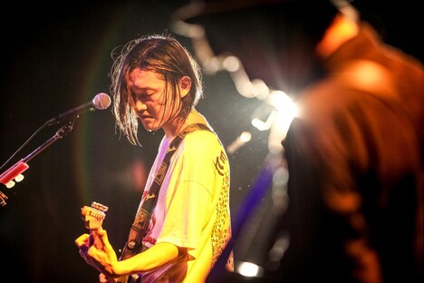 須藤寿（Vo, G）（撮影：梅田航）