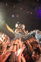 フロアに飛び込む佐藤“コテイスイ”康一（Per, Dr）。（撮影：梅田航）