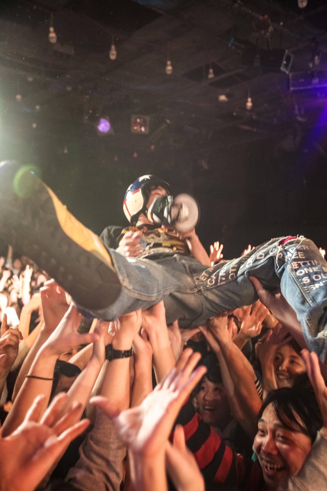 フロアに飛び込む佐藤“コテイスイ”康一（Per, Dr）。（撮影：梅田航）