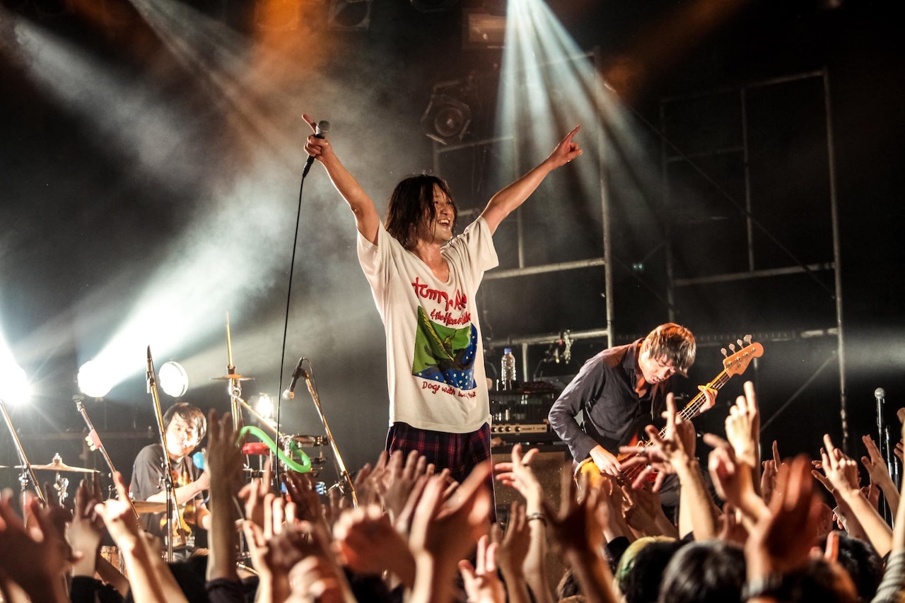 髭、新曲も届けた“素敵な闇”ツアー恵比寿で幕