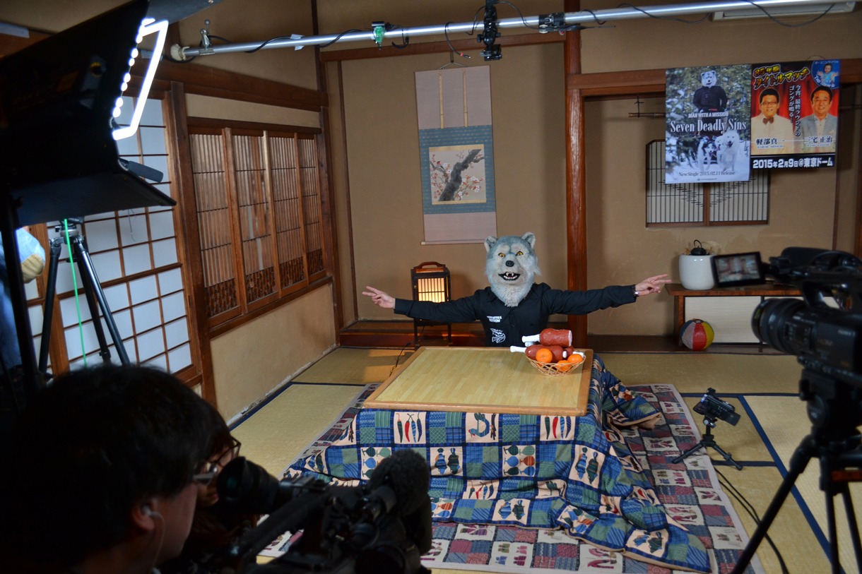 めざましテレビの収録を行うJean-Ken Johnny（G, Vo, Raps）。