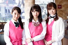カフェの店員を演じる乃木坂46の3人。左から桜井玲香、西野七瀬、松村沙友理。