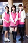 カフェの店員を演じる乃木坂46の3人。左から桜井玲香、西野七瀬、松村沙友理。