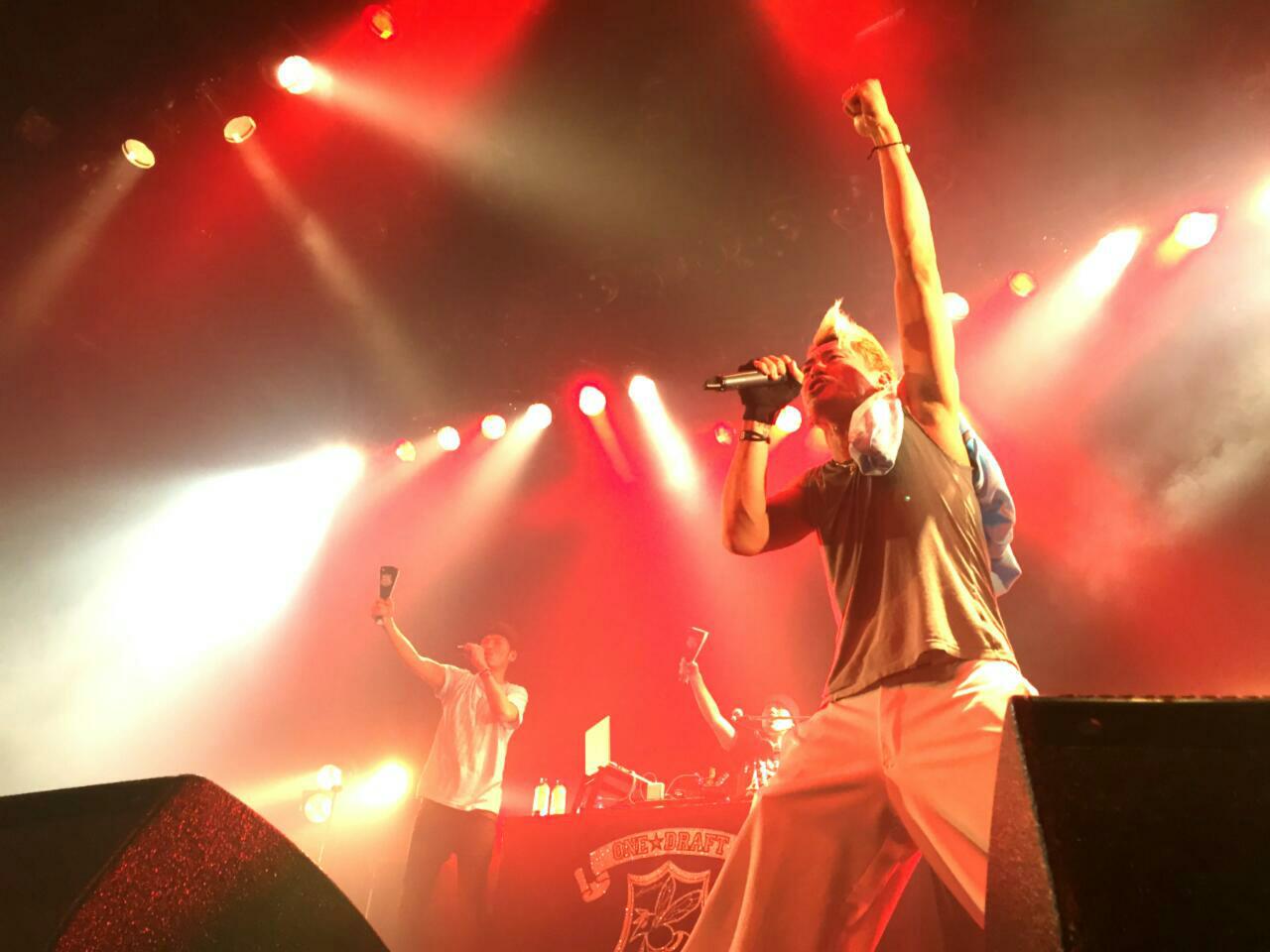 ONE☆DRAFTの大阪・BIG CAT公演の様子。